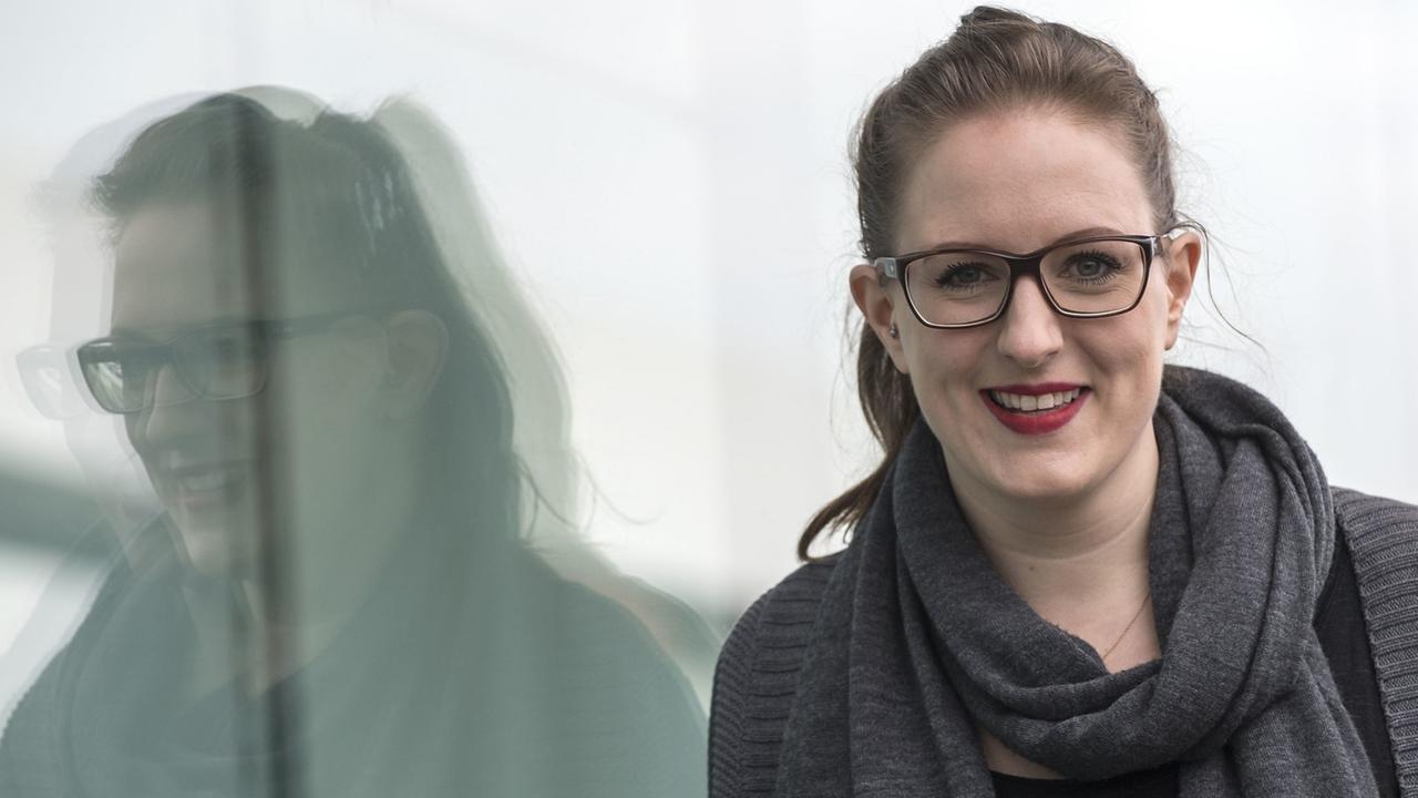 Die Autorin Anne Freytag auf der Frankfurter Buchmesse 2016. Unter dem Pseudonym Ally Taylor schreibt sie auch amerikanische Liebesromane. Die Autorin Anne Freytag auf der Frankfurter Buchmesse 2016. Unter dem Pseudonym Ally Taylor schreibt sie auch amerikanische Liebesromane.