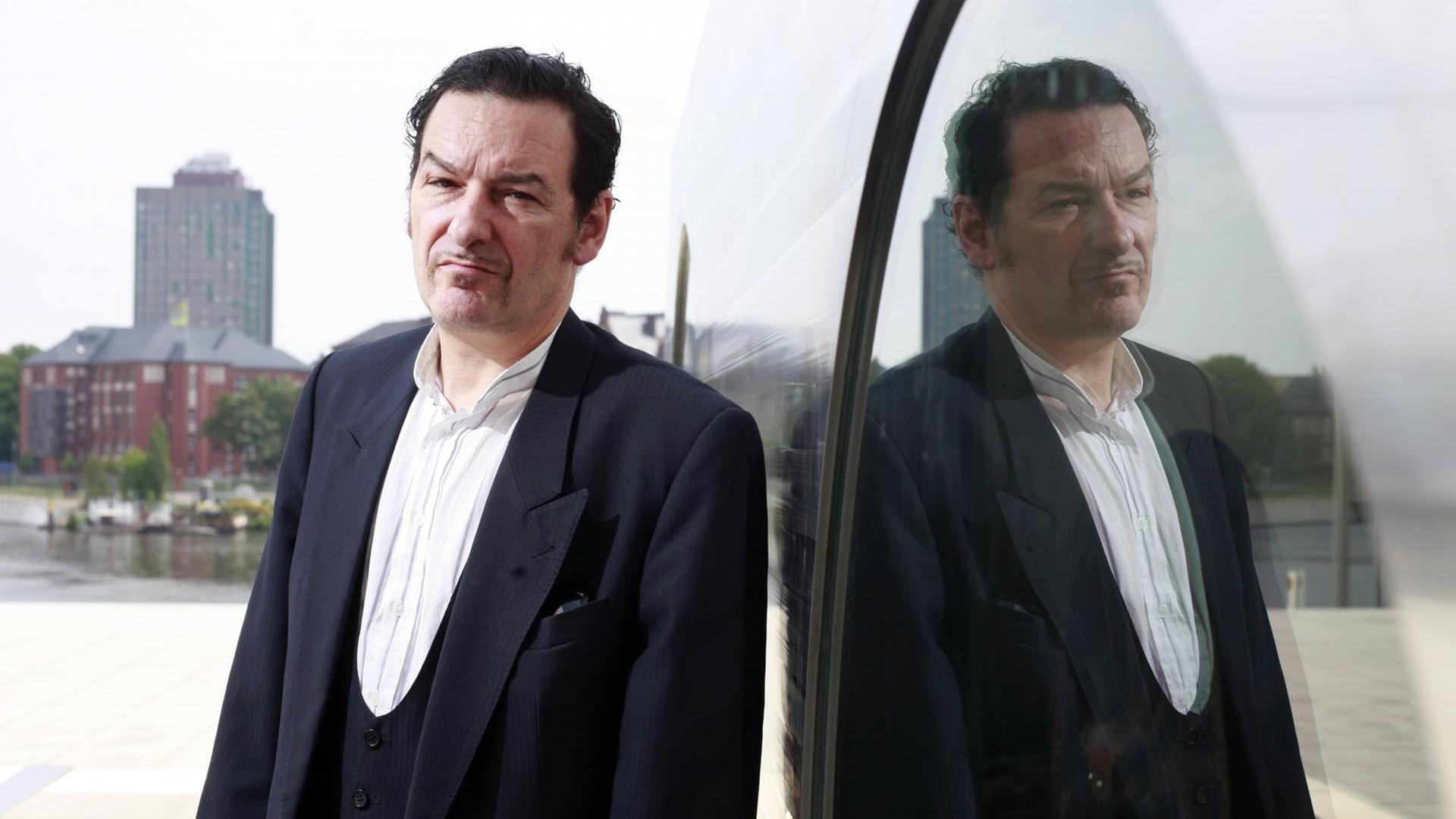 Der deutsche Schriftsteller, Journalist und DJ Franz Dobler bei einem Fotoshooting in Berlin. Der deutsche Schriftsteller, Journalist und DJ Franz Dobler bei einem Fotoshooting in Berlin.