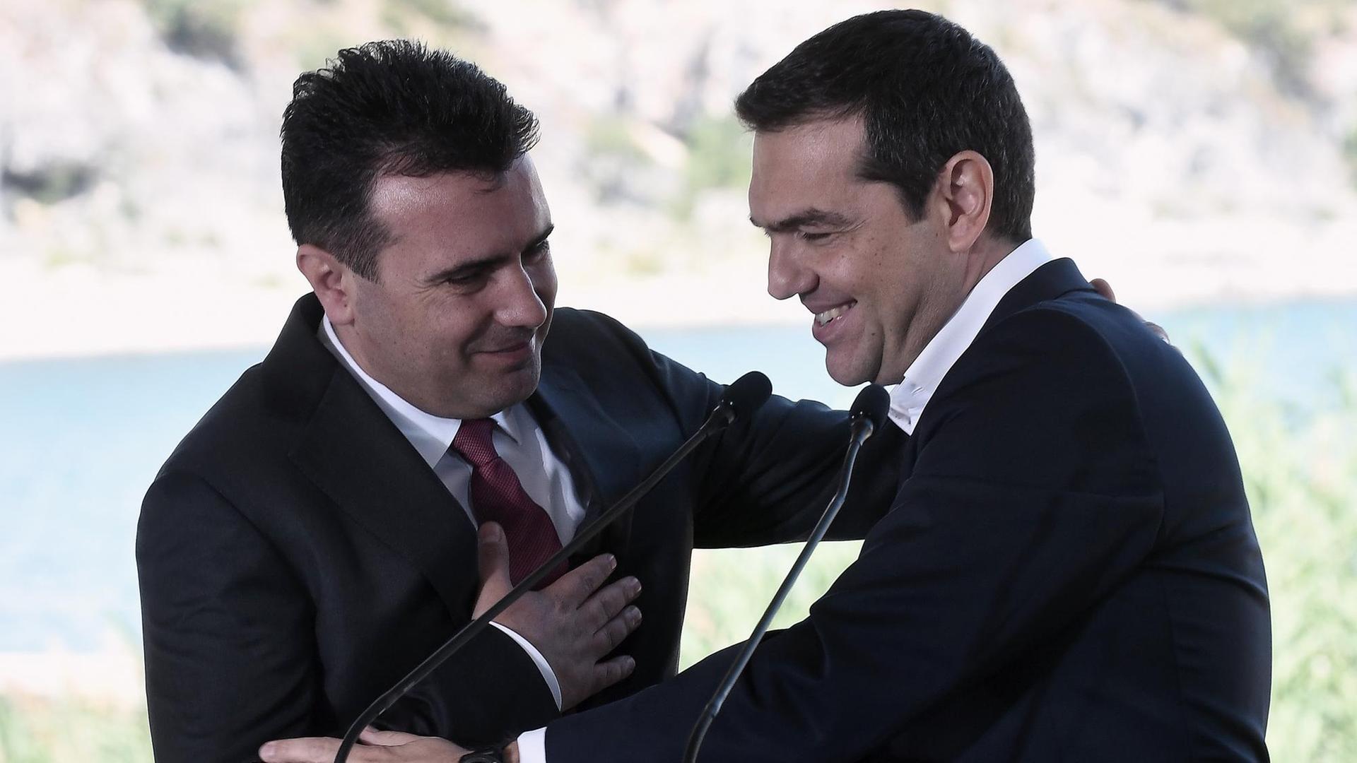 Mazedoniens Ministerpräsident Zoran Zaev und der griechische Ministerpräsident Alexis Tsipras