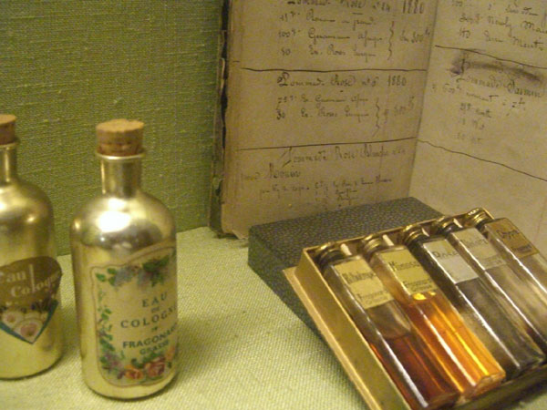 Ausstellungsvitrine im Museum der Firma Fragonard (Grasse), alte Parfümrezepte Ausstellungsvitrine im Museum der Firma Fragonard (Grasse), alte Parfümrezepte