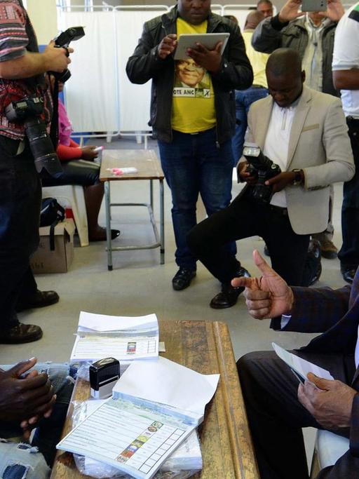 Präsident Jacob Zuma spricht mit einem Helfer in einem Wahllokal in Nkandla.
