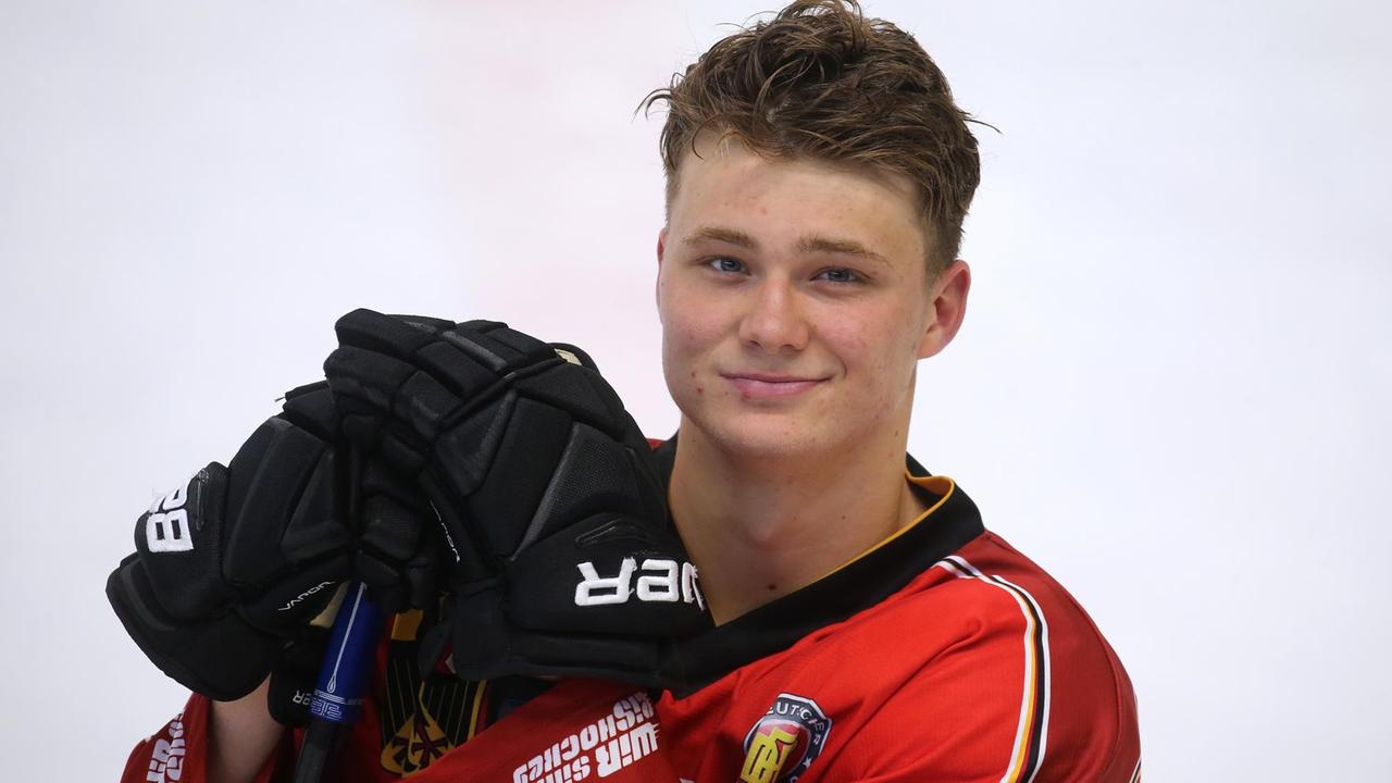 Die Nachwuchshoffnung Tim Stützle lächelt am Rande eines Trainingslehrgangs in die Kamera. Die Nachwuchshoffnung Tim Stützle lächelt am Rande eines Trainingslehrgangs in die Kamera.