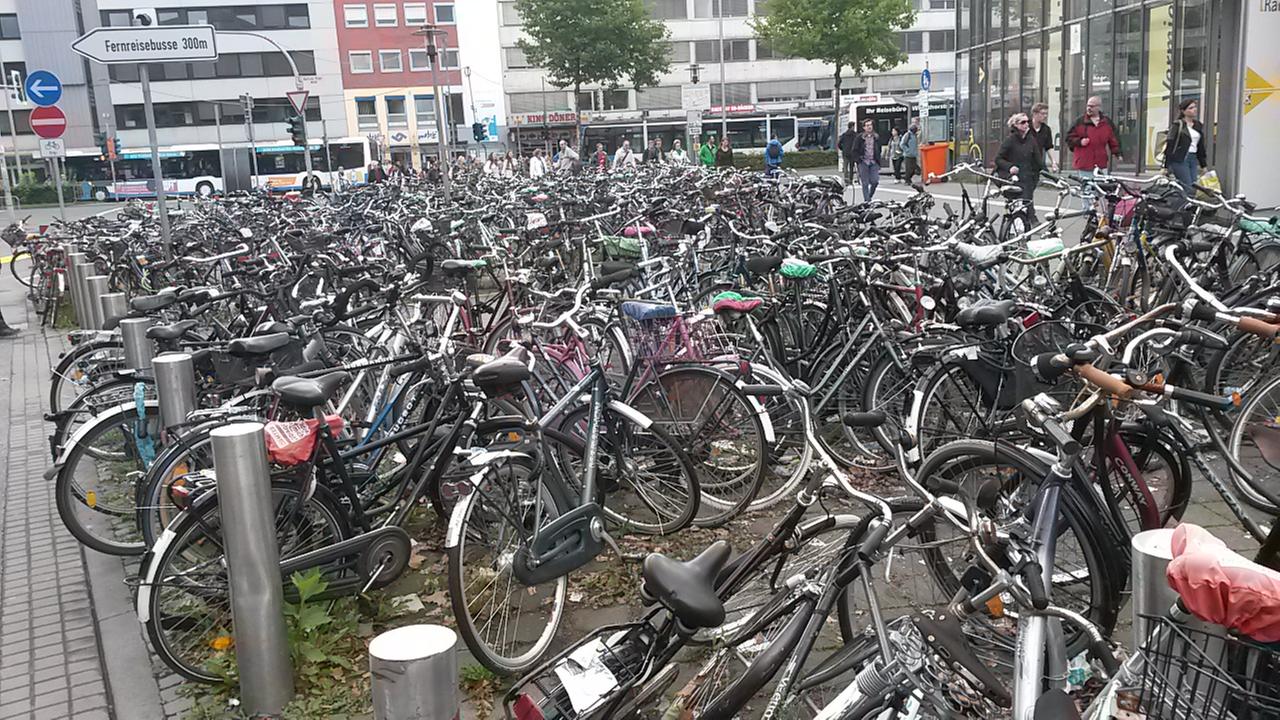 Fahrradleichen rund um den Münsteraner Hauptbahnhof. Fahrradleichen rund um den Münsteraner Hauptbahnhof.