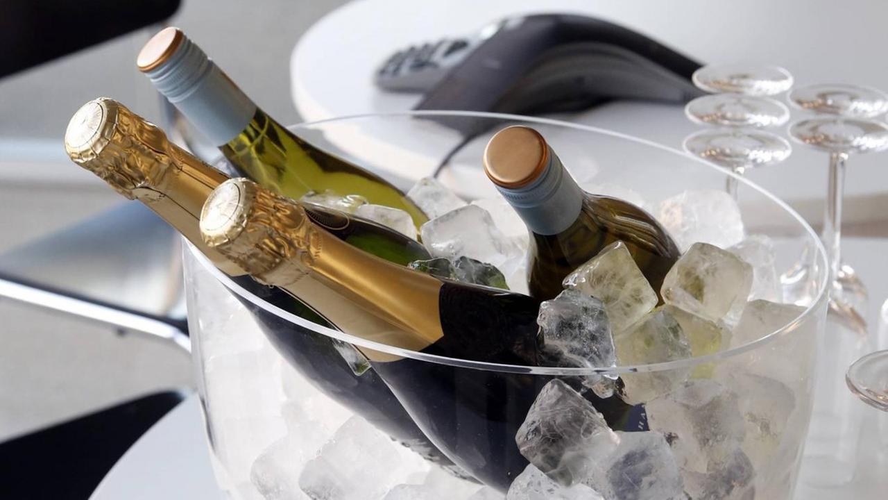 Büro, Champagner auf einem Konferenztisch *** Office Champagne on a A conference table Büro, Champagner auf einem Konferenztisch *** Office Champagne on a A conference table