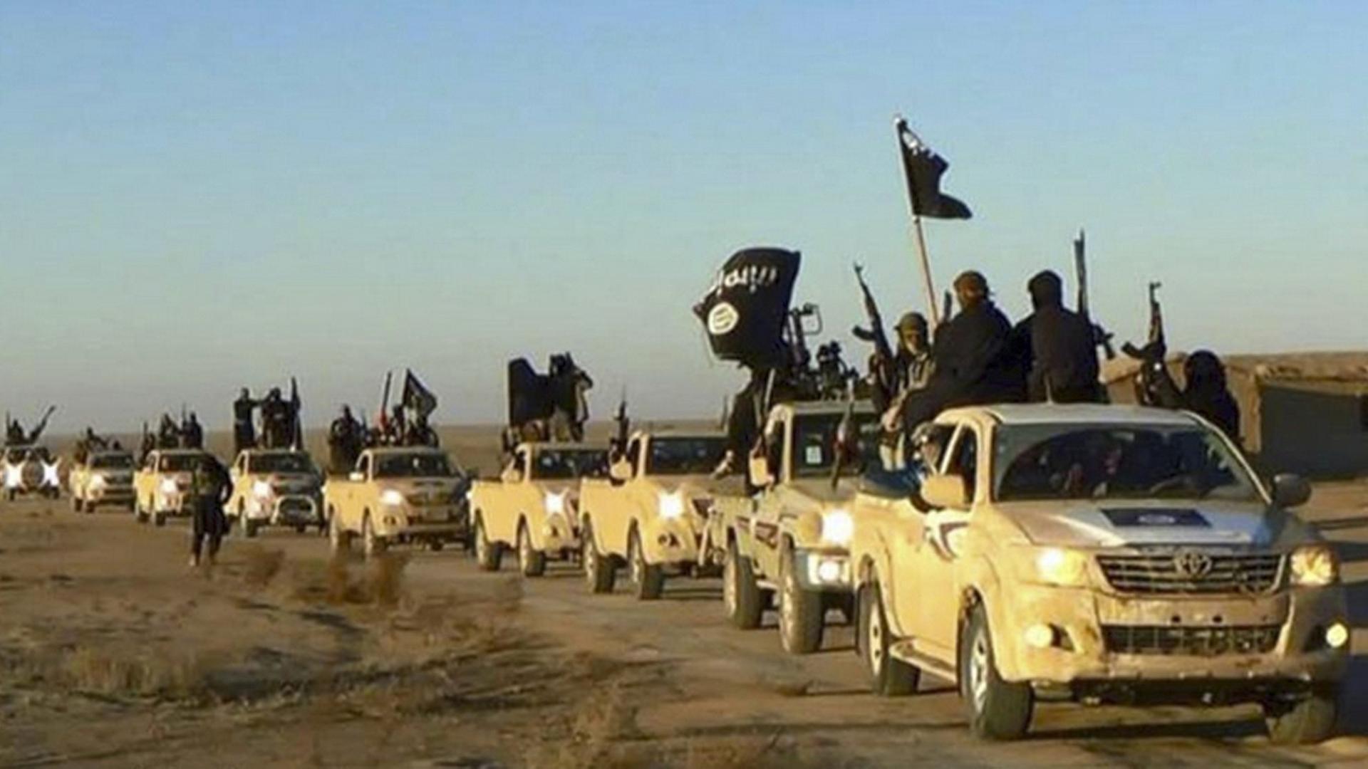 Ein Fahrzeugkonvoi mit Mitgliedern der Terrormiliz Islamischer Staat Ein Fahrzeugkonvoi mit Mitgliedern der Terrormiliz Islamischer Staat