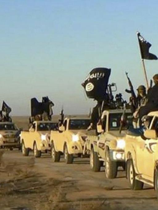 Ein Fahrzeugkonvoi mit Mitgliedern der Terrormiliz Islamischer Staat