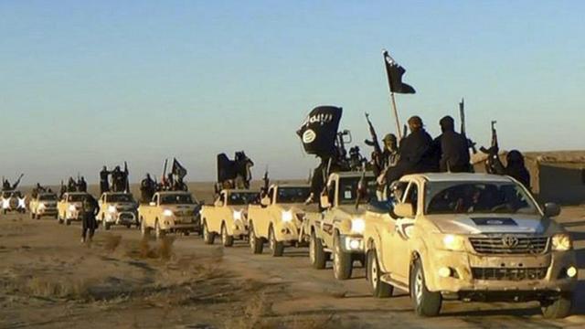 Ein Fahrzeugkonvoi mit Mitgliedern der Terrormiliz Islamischer Staat