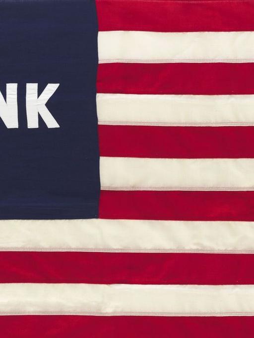 Das Werk "Imaginary Flag for U.S.A." von William N Copley, eine amerikanische Flagge, in deren linken oberen Ecke statt der weißen Sterne auf blauem Grund das Wort THINK zu sehen ist