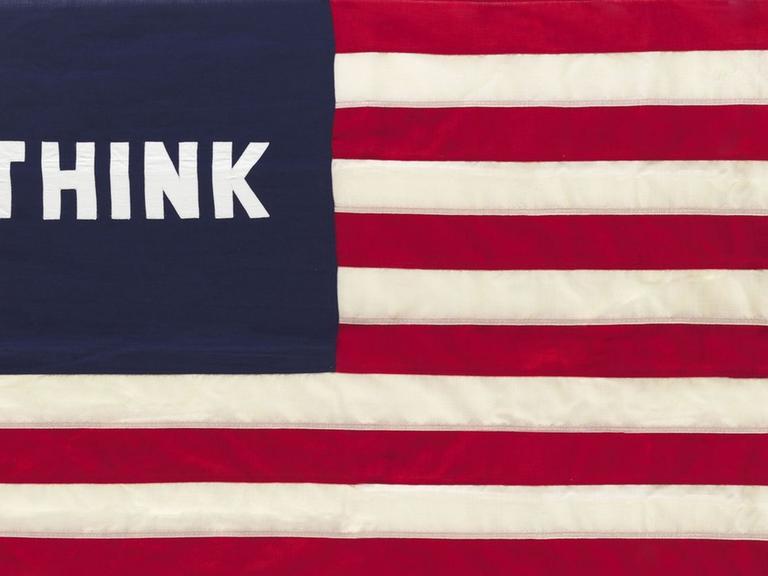 Das Werk "Imaginary Flag for U.S.A." von William N Copley, eine amerikanische Flagge, in deren linken oberen Ecke statt der weißen Sterne auf blauem Grund das Wort THINK zu sehen ist