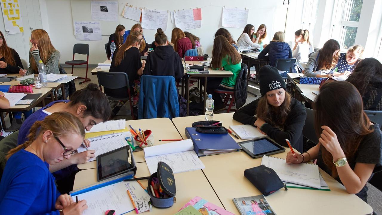 Schülerinnen des Pädagogik-Grundkurses der Jahrgangsstufe 11 an der Marienschule während des Unterrichts
Schülerinnen des Pädagogik-Grundkurses der Jahrgangsstufe 11 an der Marienschule während des Unterrichts