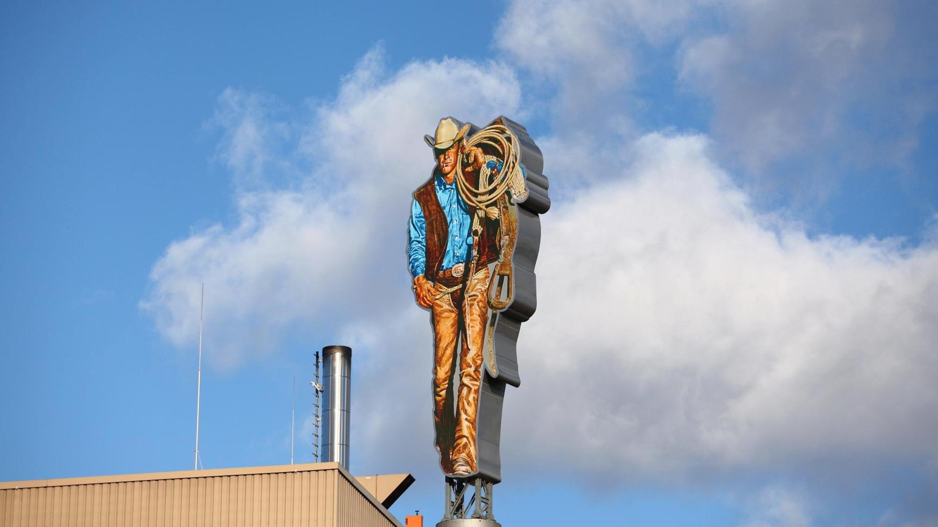 Der Marlboro-Mann in Berlin-Neukölln auf dem Dach einer Fabrik von Philip Morris