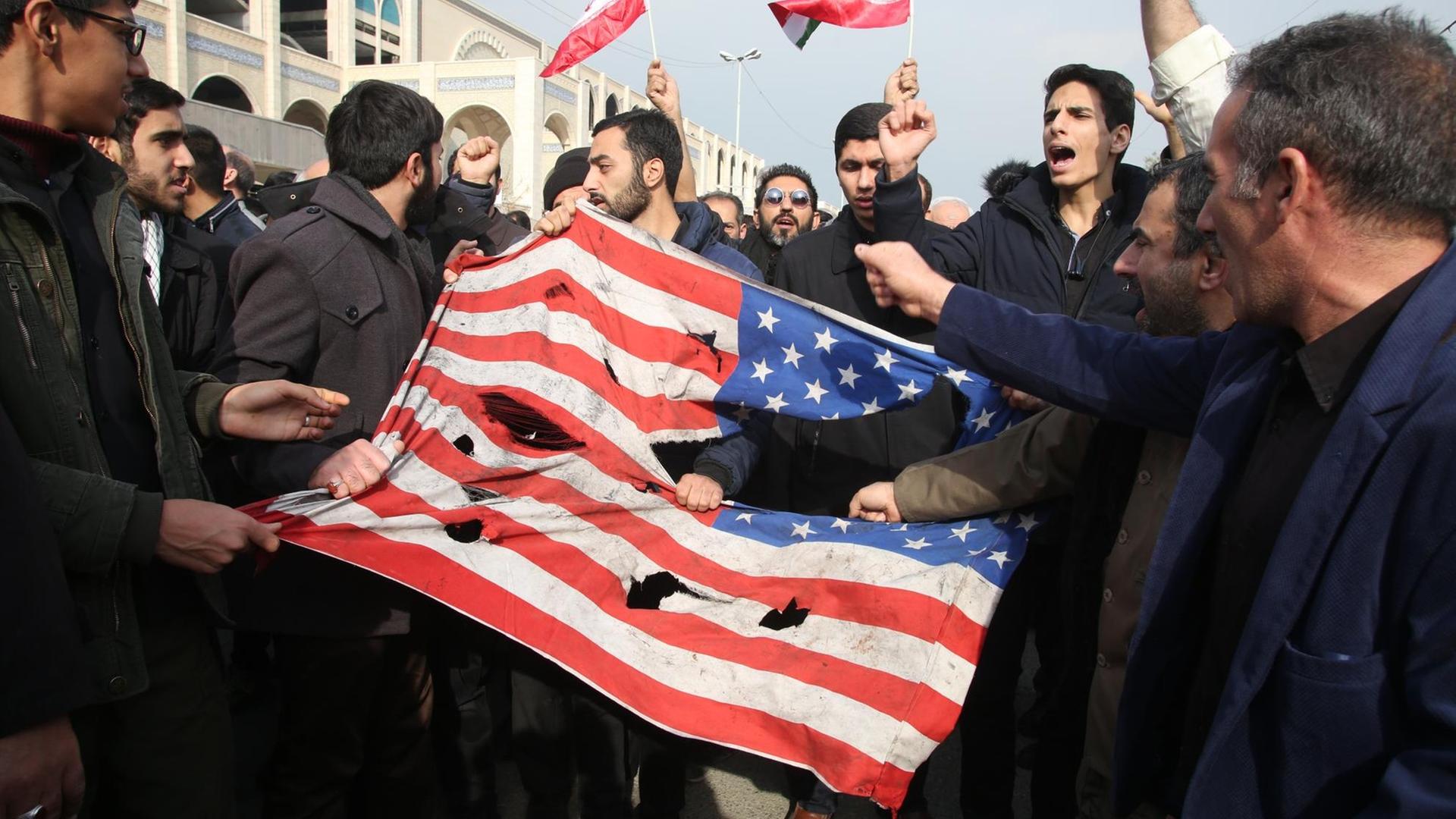 Iraner protestieren nach der Tötung von General Ghassem Soleimani in Teheran. Iraner protestieren nach der Tötung von General Ghassem Soleimani in Teheran.