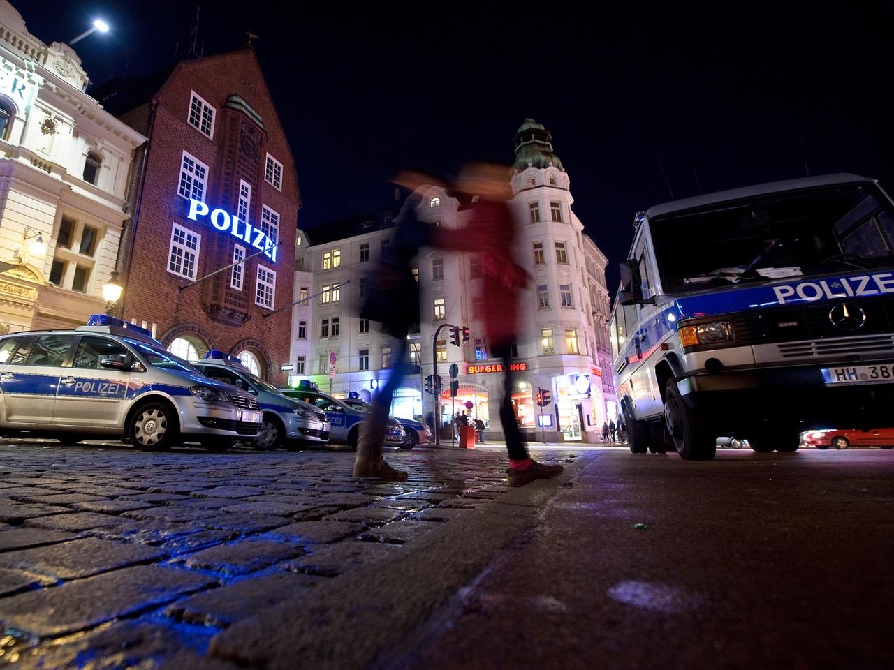 Polizeiwagen stehen vor der Davidwache auf der Hamburger Reeperbahn. Polizeiwagen stehen vor der Davidwache auf der Hamburger Reeperbahn.