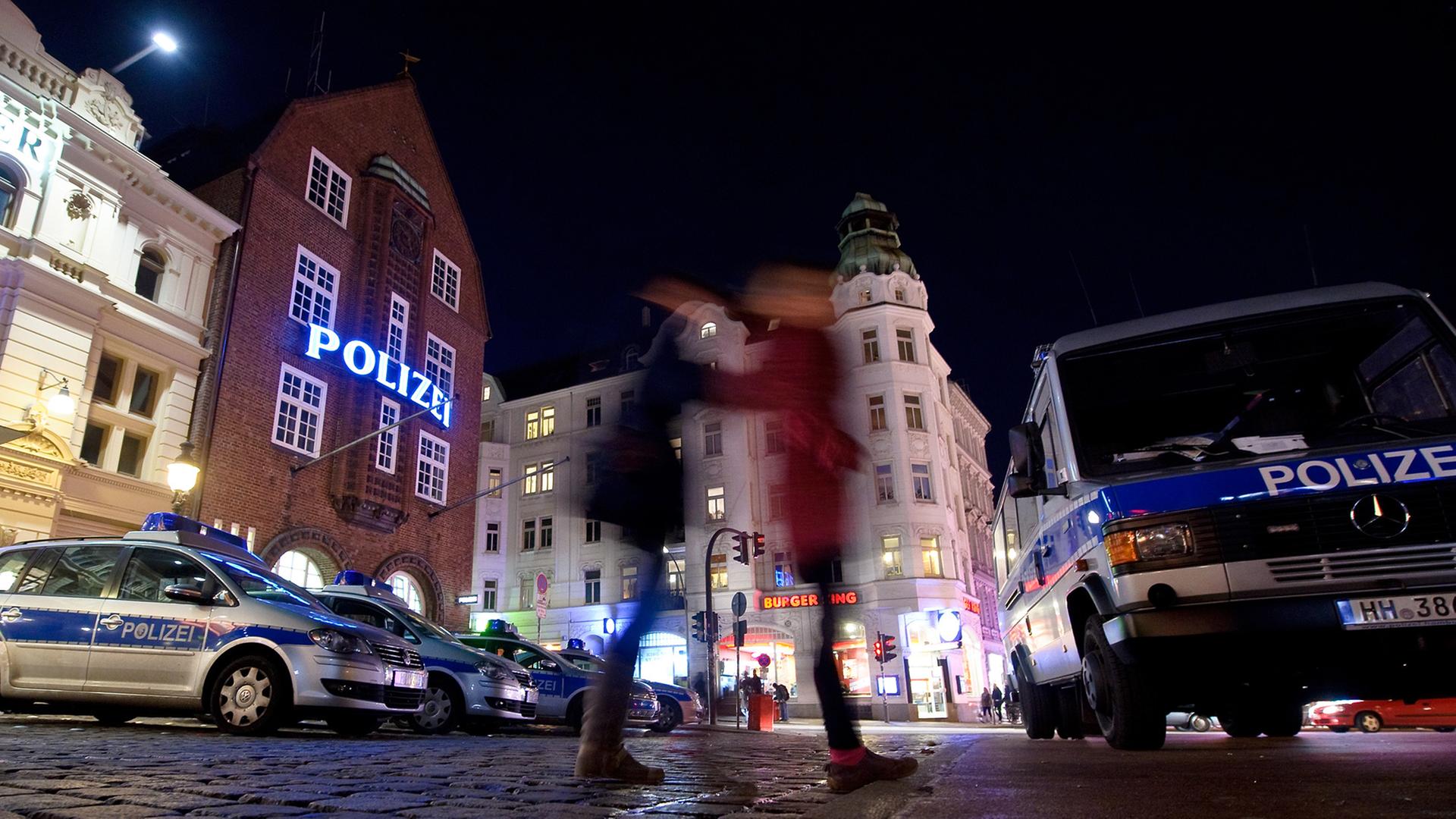Polizeiwagen stehen vor der Davidwache auf der Hamburger Reeperbahn. Polizeiwagen stehen vor der Davidwache auf der Hamburger Reeperbahn.