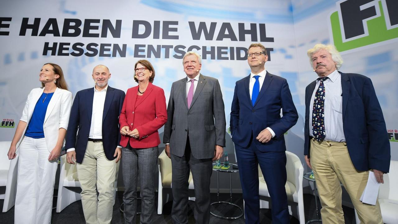 Hessen, Bad Vilbel: Die Spitzenkandidaten Janine Wissler (Die Linke, l-r), René Rock (FDP), Priska Hinz (Bündnis 90/Die Grünen), Volker Bouffier (CDU), Ministerpräsident des Landes Hessen, Thorsten Schäfer-Gümbel (SPD), und Rainer Rahn (AfD) stehen zu Beginn einer Diskussionsrunde im Besucherzentrum von Radio Tele FFH Hessen, Bad Vilbel: Die Spitzenkandidaten Janine Wissler (Die Linke, l-r), René Rock (FDP), Priska Hinz (Bündnis 90/Die Grünen), Volker Bouffier (CDU), Ministerpräsident des Landes Hessen, Thorsten Schäfer-Gümbel (SPD), und Rainer Rahn (AfD) stehen zu Beginn einer Diskussionsrunde im Besucherzentrum von Radio Tele FFH