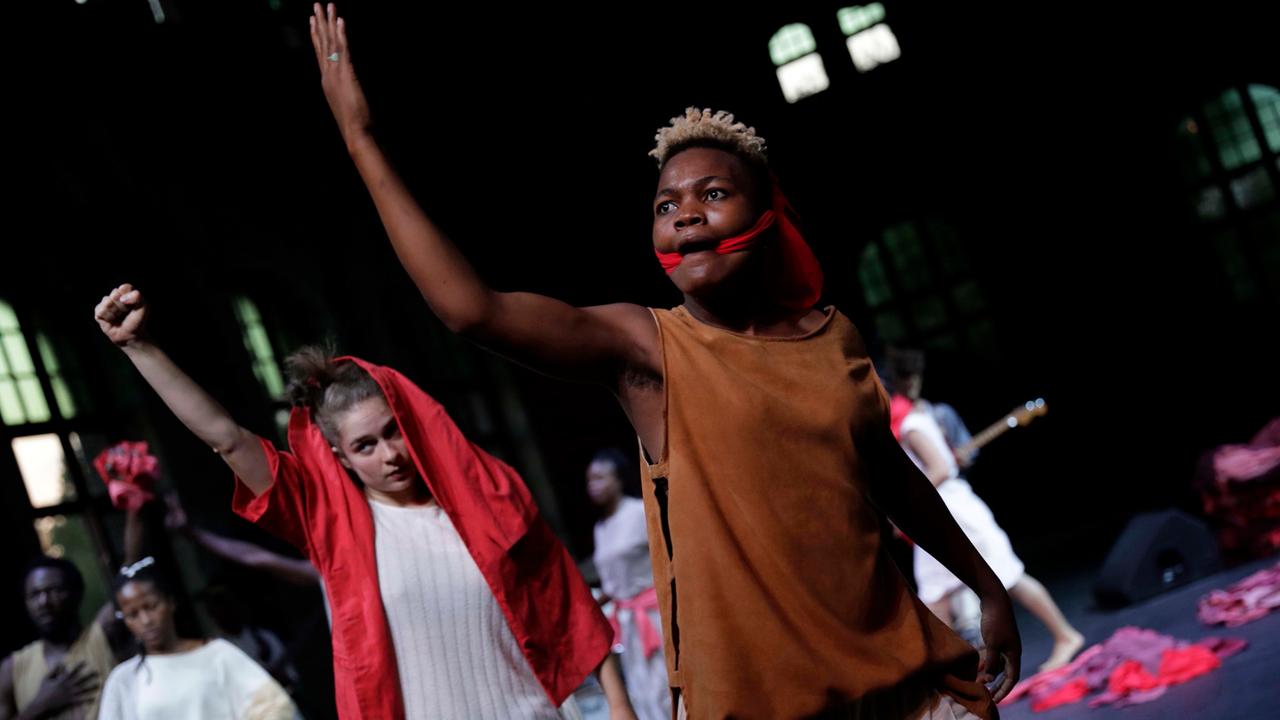 Der Choreograph Coulibaly setzt auf den ausdrucksvollen Tanz seiner Darsteller. Der Choreograph Coulibaly setzt auf den ausdrucksvollen Tanz seiner Darsteller.