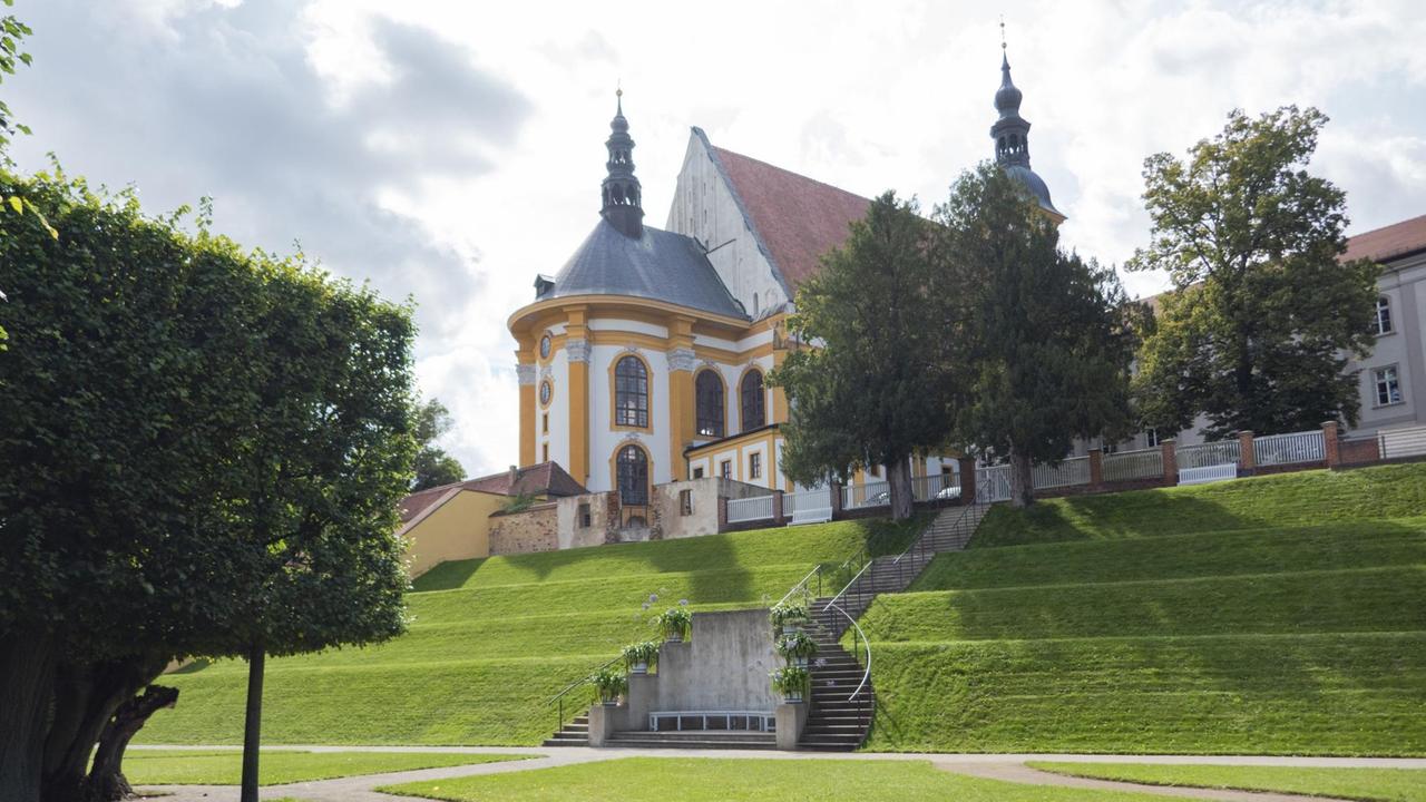 Ostansicht vom Klostergarten auf die Klosterkirche St. Mariä Himmelfahrt, Kloster Neuzelle, Brandenburg Ostansicht vom Klostergarten auf die Klosterkirche St. Mariä Himmelfahrt, Kloster Neuzelle, Brandenburg