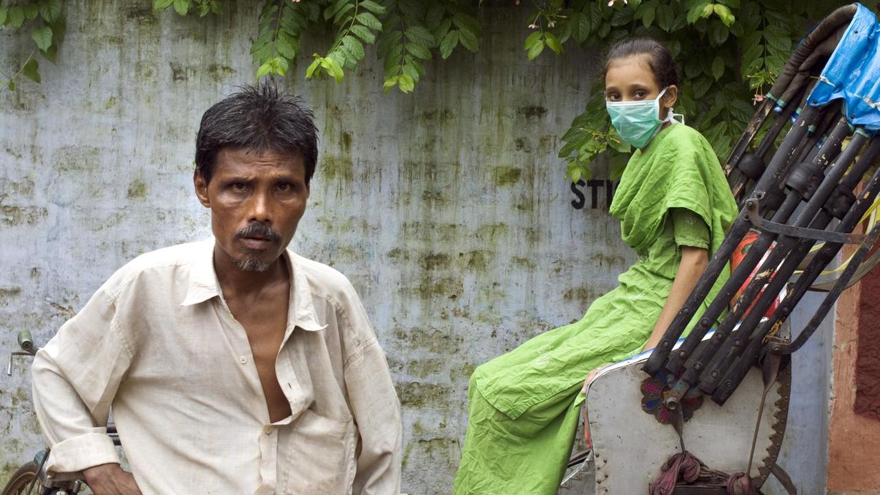 Nach mathematischen Ausbreitungsmodellen muss Indien vor allem die Ansteckung mit Tuberkulose von Mensch zu Mensch in den Griff bekommen. Diese 16-Jährige im indischen Howrah ist schon zum zweiten Mal in ihrem Leben erkrankt, diesmal mit einem multiresistenten Keim.