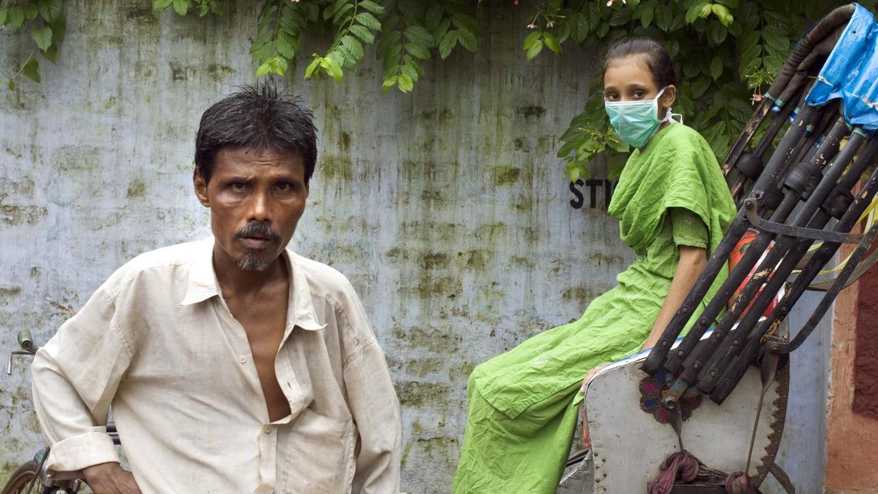 Nach mathematischen Ausbreitungsmodellen muss Indien vor allem die Ansteckung mit Tuberkulose von Mensch zu Mensch in den Griff bekommen. Diese 16-Jährige im indischen Howrah ist schon zum zweiten Mal in ihrem Leben erkrankt, diesmal mit einem multiresistenten Keim. Nach mathematischen Ausbreitungsmodellen muss Indien vor allem die Ansteckung mit Tuberkulose von Mensch zu Mensch in den Griff bekommen. Diese 16-Jährige im indischen Howrah ist schon zum zweiten Mal in ihrem Leben erkrankt, diesmal mit einem multiresistenten Keim.