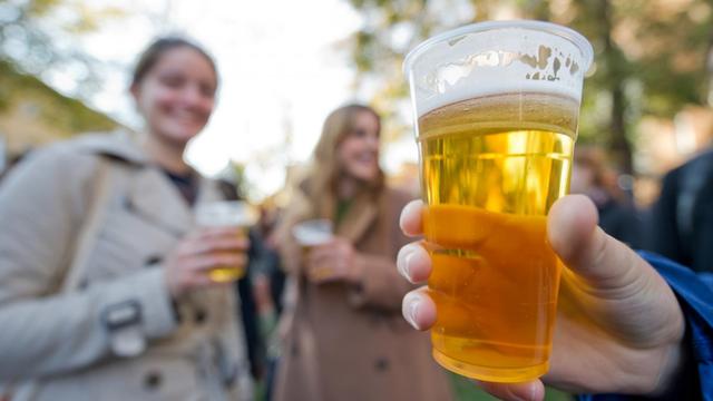 Studierende in Greifswald trinken Bier.