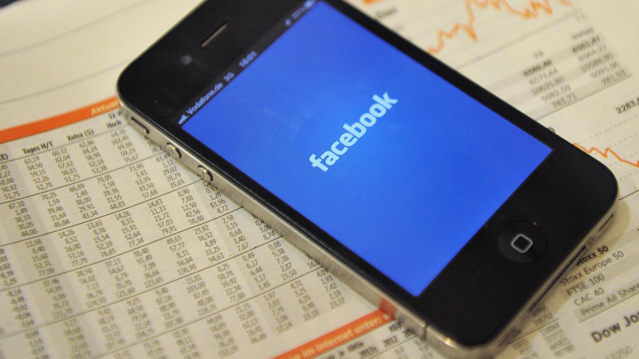 Ein Smartphone auf einer Zeitung Ein Smartphone auf einer Zeitung