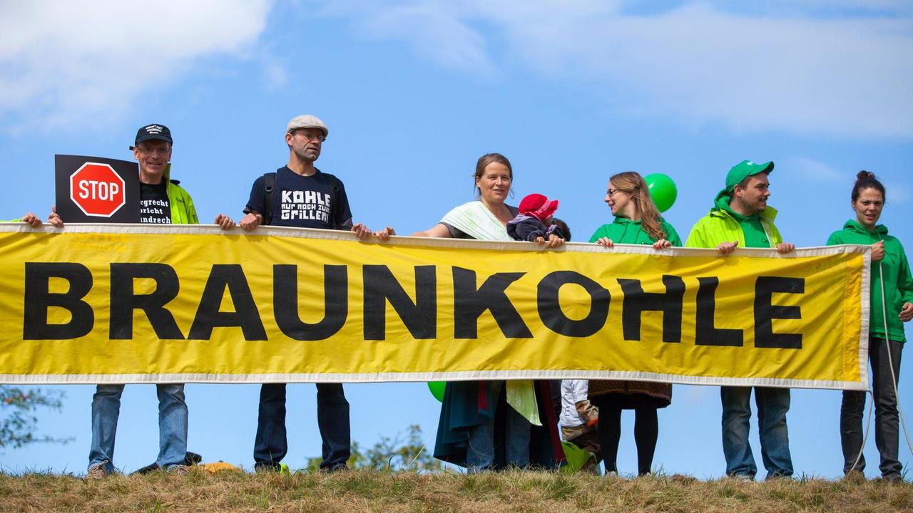 Menschenkette gegen Braunkohle: Umweltaktivsten protestieren Hand in Hand gegen neue Braunkohletagebau und für die Energiewende Menschenkette gegen Braunkohle: Umweltaktivsten protestieren Hand in Hand gegen neue Braunkohletagebau und für die Energiewende
