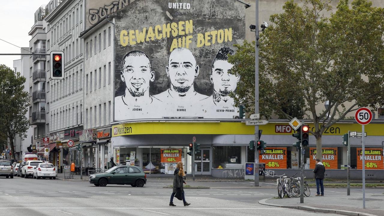 Auf einem Gebäude an einer Straßenkreuzung sind die Brüder Boateng aufgemalt, dazu der Schriftzug "Gewachsen auf Beton" Auf einem Gebäude an einer Straßenkreuzung sind die Brüder Boateng aufgemalt, dazu der Schriftzug "Gewachsen auf Beton"