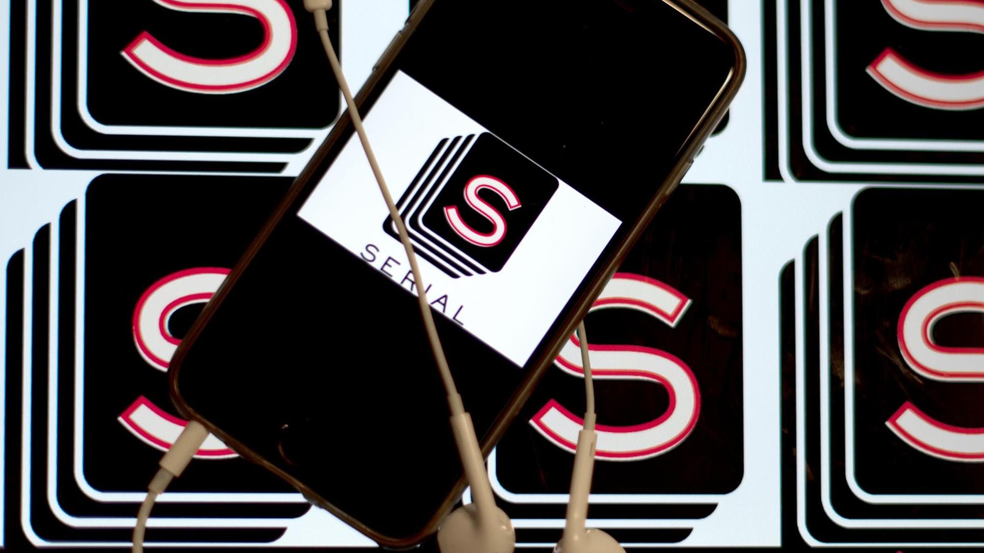 Ein Smartphone mit dem Icon der Podcast-App «Serial».