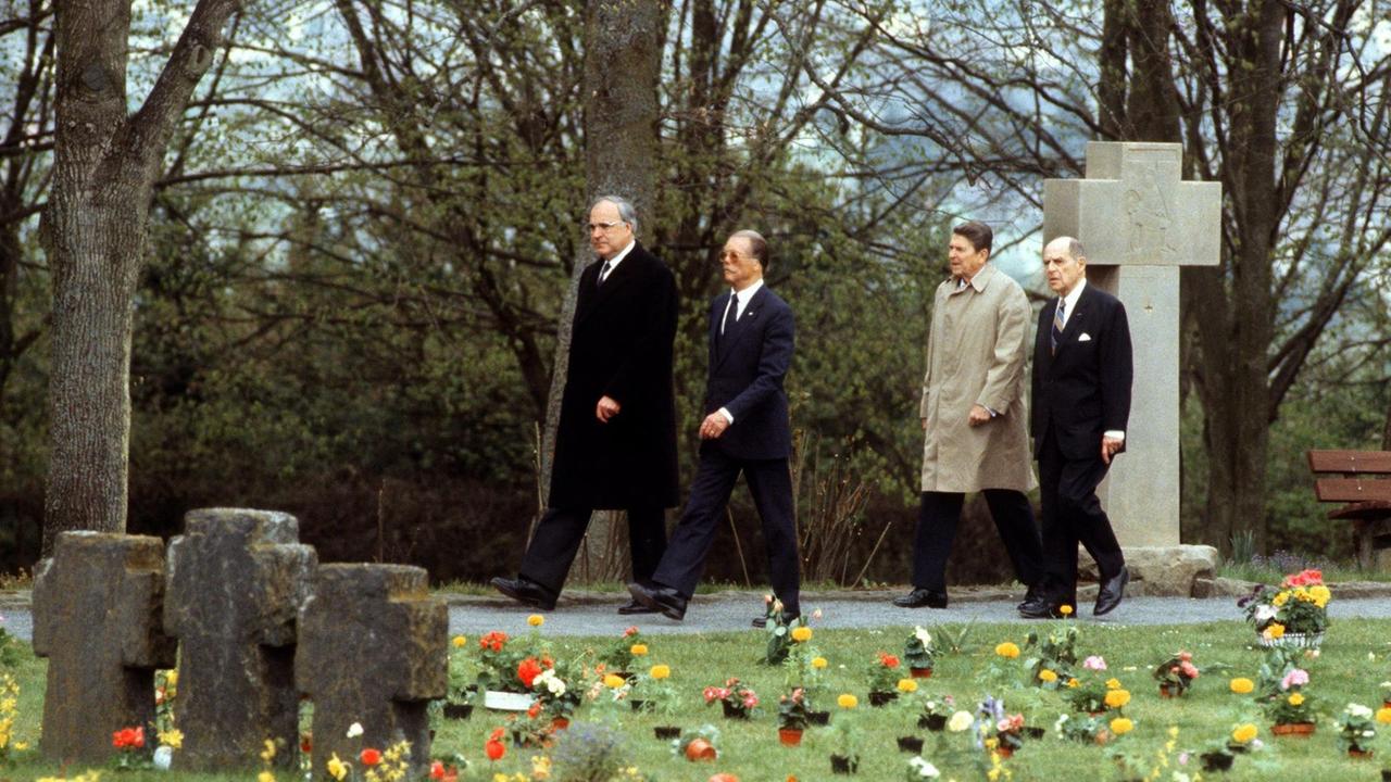 Bundeskanzler Helmut Kohl (l) in Begleitung des ehemaligen Luftwaffeninspekteurs der Bundeswehr Johannes Steinhoff (2.v.l.). US-Präsident Ronald Reagan (M) in Begleitung von US-General Matthew Ridgeway, auf dem Militärfriedhof in Bitburg. Bundeskanzler Helmut Kohl (l) in Begleitung des ehemaligen Luftwaffeninspekteurs der Bundeswehr Johannes Steinhoff (2.v.l.). US-Präsident Ronald Reagan (M) in Begleitung von US-General Matthew Ridgeway, auf dem Militärfriedhof in Bitburg.