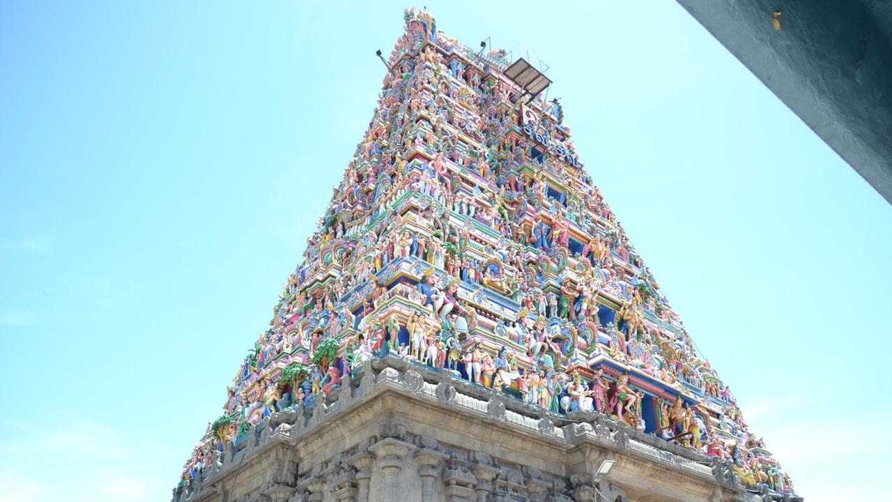 Gopuram mit mythischen Figuren im Kapaleeshvarar Tempel im indischen Chennai. Gopuram mit mythischen Figuren im Kapaleeshvarar Tempel im indischen Chennai.
