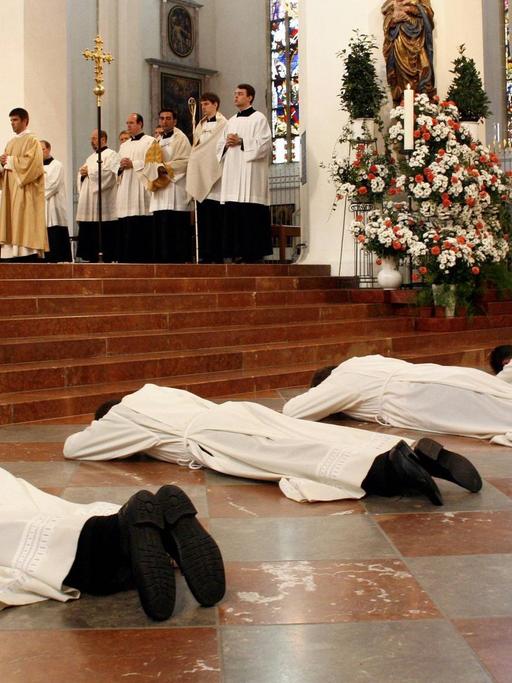 Mangelware Priester - Diakonweihe in München
