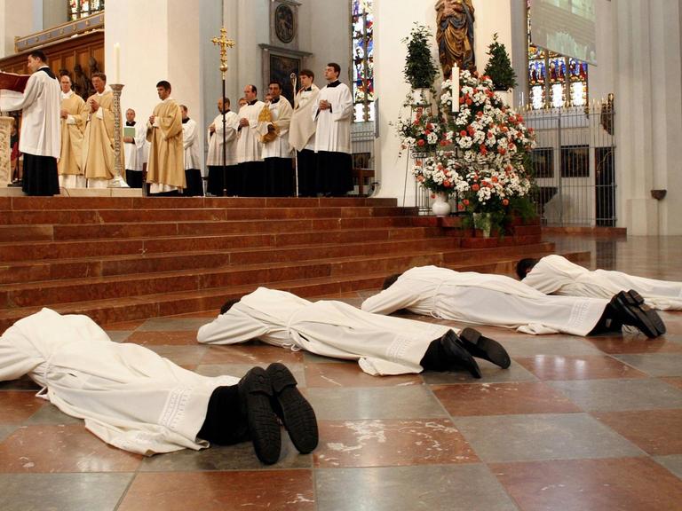 Mangelware Priester - Diakonweihe in München