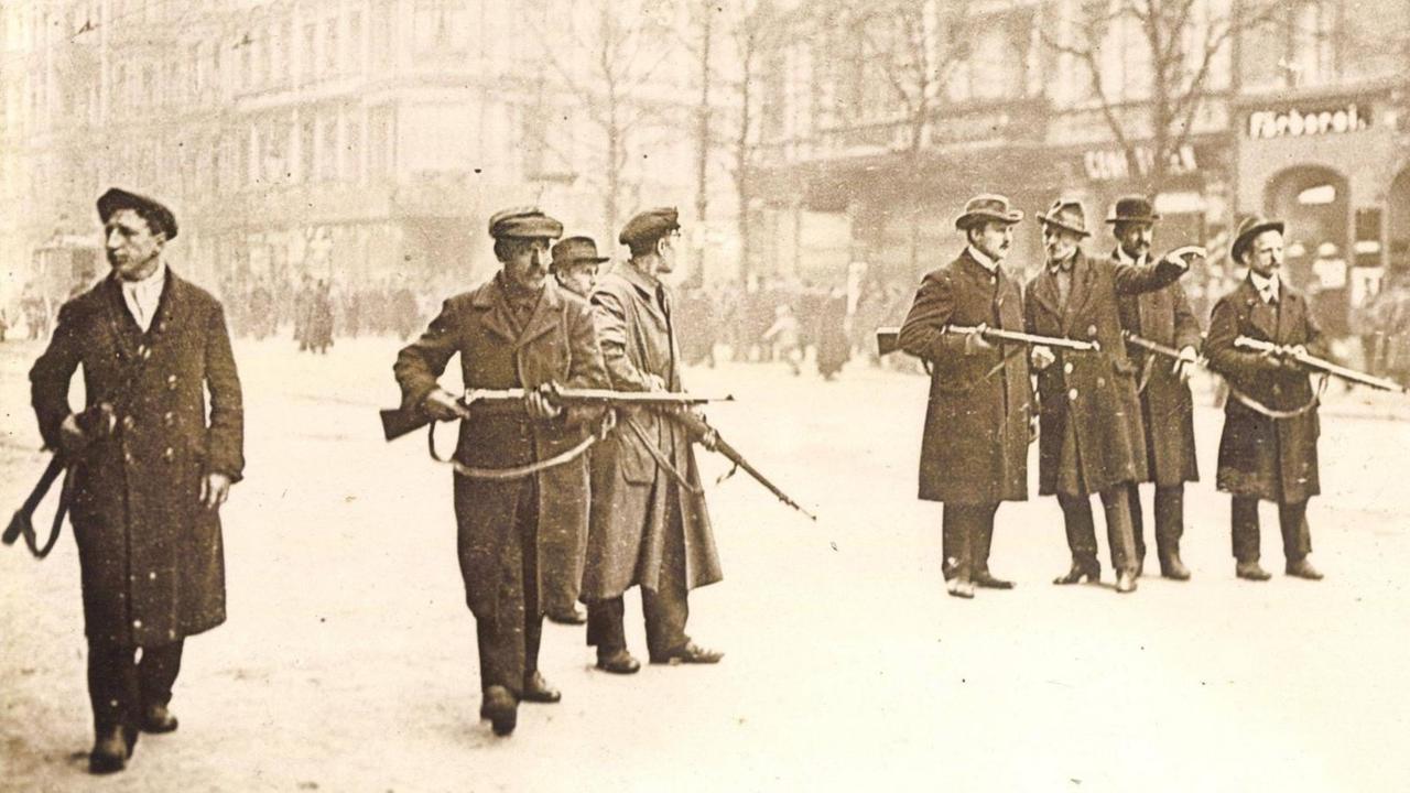 Spartakisten mit Gewehren in Berlin Spartakisten mit Gewehren in Berlin