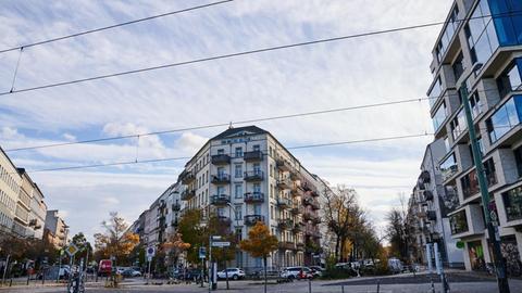19.11.2020, Berlin: Altbauten und Neubauten stehen nahe der Bernauer Straße. Heute geht es in der Plenarsitzung im Berliner Abgeordnetenhaus unter anderem um den Mietendeckel. Foto: Annette Riedl/dpa | Verwendung weltweit