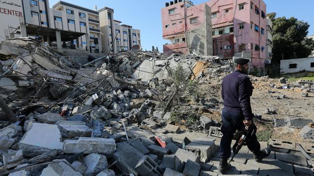 Ein Wachbeamter der Hamas in den Trümmern eines durch einen israelischen Raketenangriff zerstörten Gebäudes in Gaza-Stadt