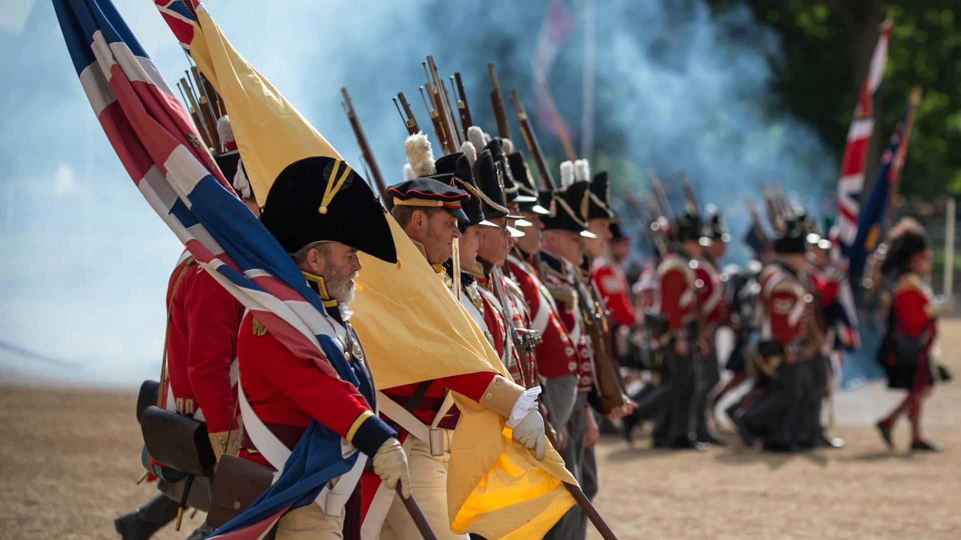 Angehörige der britischen Armee proben für ein Reenactment der Schlacht von Waterloo. Angehörige der britischen Armee proben für ein Reenactment der Schlacht von Waterloo.