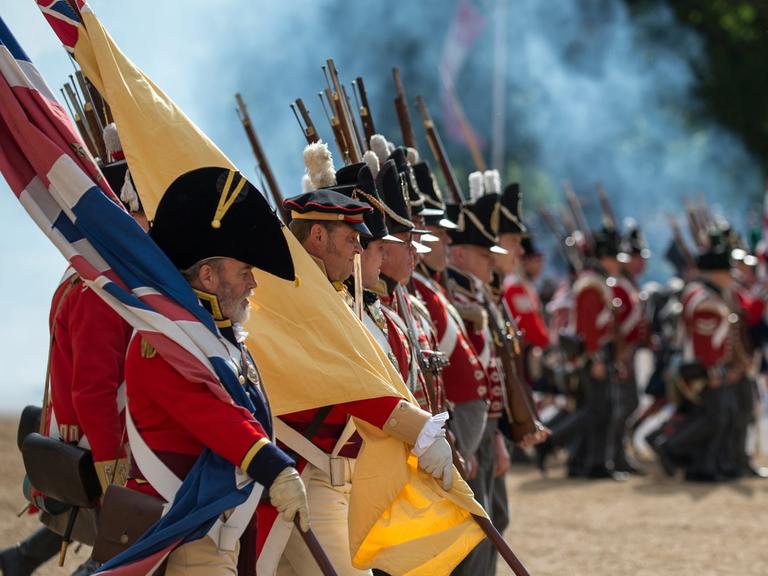 Angehörige der britischen Armee proben für ein Reenactment der Schlacht von Waterloo.