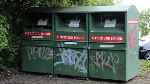 Mit Graffiti bemalte Container für alte Kleidung in Nideggen, aufgenommen am 18.05.2013.