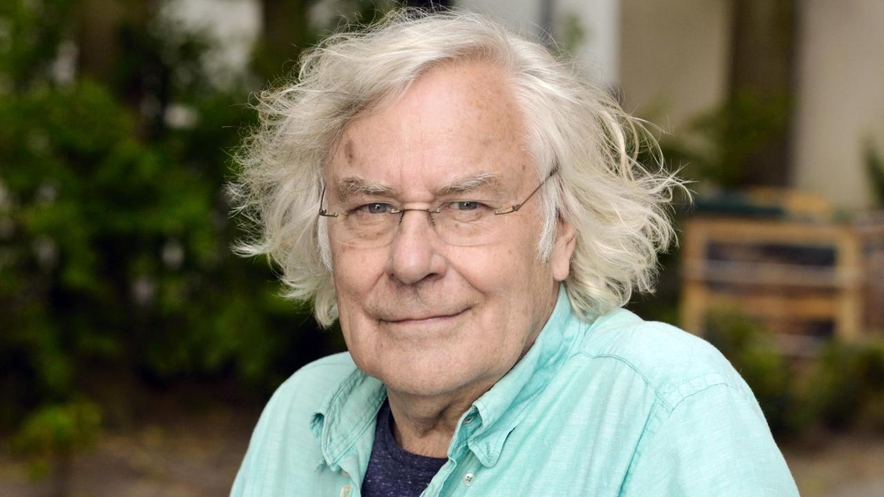 Porträt des Literaturwissenschaftlers Helmut Lethen: weißhaarig, mit Brille und schiefem Lächeln. Porträt des Literaturwissenschaftlers Helmut Lethen: weißhaarig, mit Brille und schiefem Lächeln.