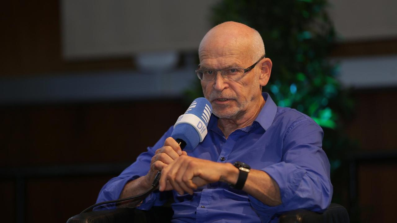 Günter Wallraff beim 3. Kölner Forum für Journalismuskritik Günter Wallraff beim 3. Kölner Forum für Journalismuskritik