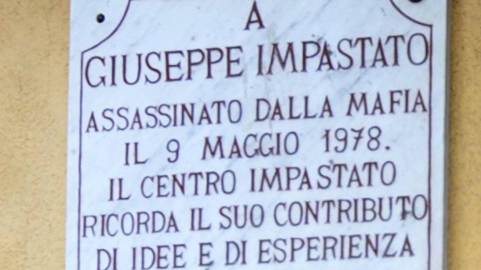 Ausschnitt der Gedenktafel für Giuseppe Impastato in Cinisi (Palermo), Italien. Ausschnitt der Gedenktafel für Giuseppe Impastato in Cinisi (Palermo), Italien.