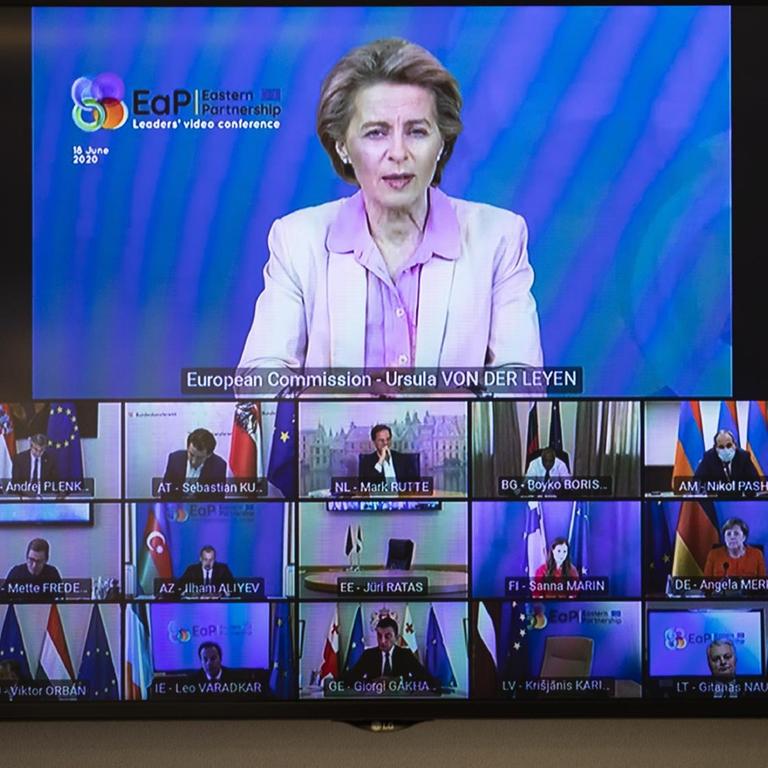 Brüssel: Ursula von der Leyen (CDU), Präsidentin der Europäischen Kommission, ist während einer Videokonferenz der Staats- und Regierungschefs der EU-Staaten mit Kollegen aus den Ländern der Östlichen Partnerschaft auf einem Monitor zu sehen. 