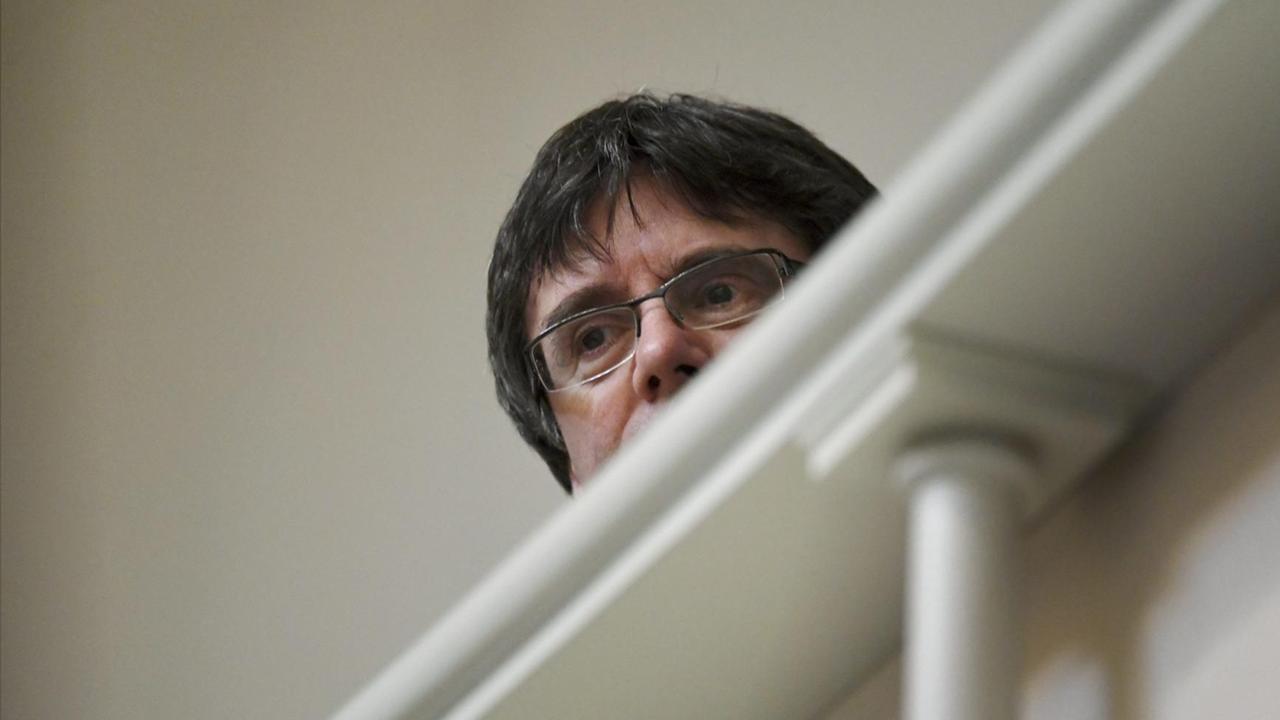 Carles Puigdemont - untersichtig fotografiert. Im Vordergrund ein Geländer. Carles Puigdemont - untersichtig fotografiert. Im Vordergrund ein Geländer.