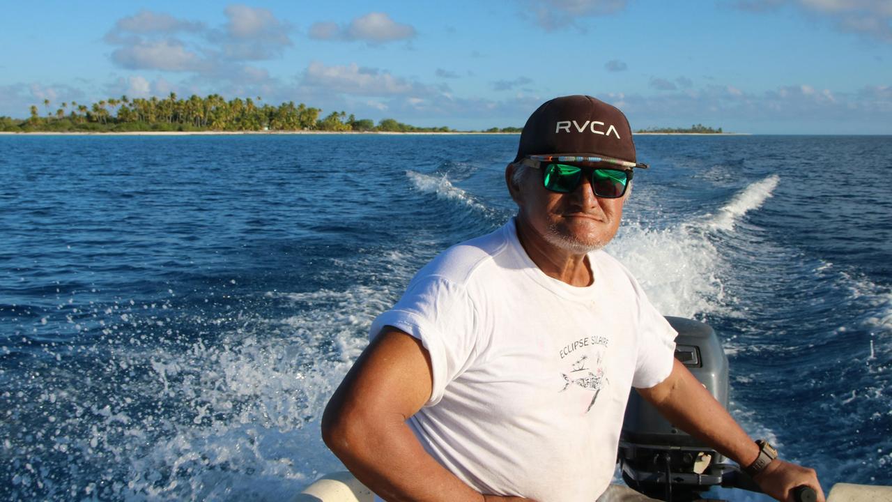 Teaitu Foster auf dem Weg zu seiner Insel im Atoll Hao
