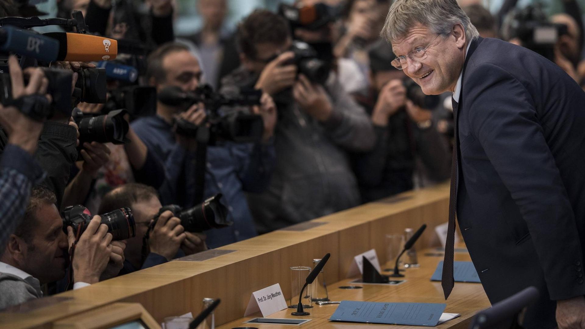 Der AfD-Parteichef Jörg Meuthen nimmt in der Bundespressekonferenz Platz, vor ihm eine Reihe Journalisten mit Kameras. Der AfD-Parteichef Jörg Meuthen nimmt in der Bundespressekonferenz Platz, vor ihm eine Reihe Journalisten mit Kameras.