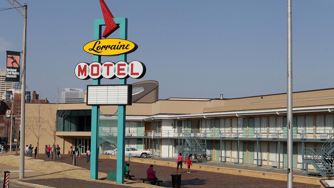 Ein langes flaches Gebäude, davor ein großes Schild, auf dem Lorraine Motel steht. Ein langes flaches Gebäude, davor ein großes Schild, auf dem Lorraine Motel steht.