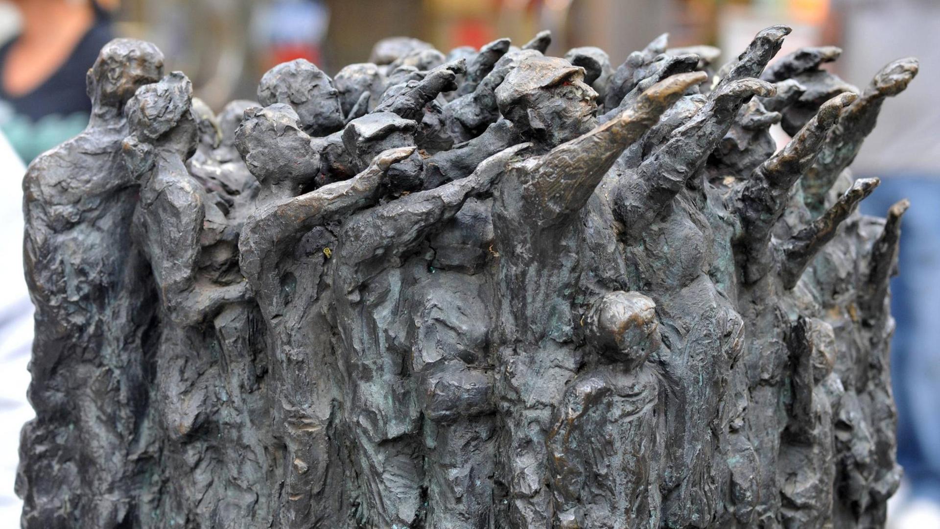Eine Skulptur zum Gedenken an die "Barmer Erklärung" in der Fußgängerzone von Wuppertal-Barmen. Eine Skulptur zum Gedenken an die "Barmer Erklärung" in der Fußgängerzone von Wuppertal-Barmen.