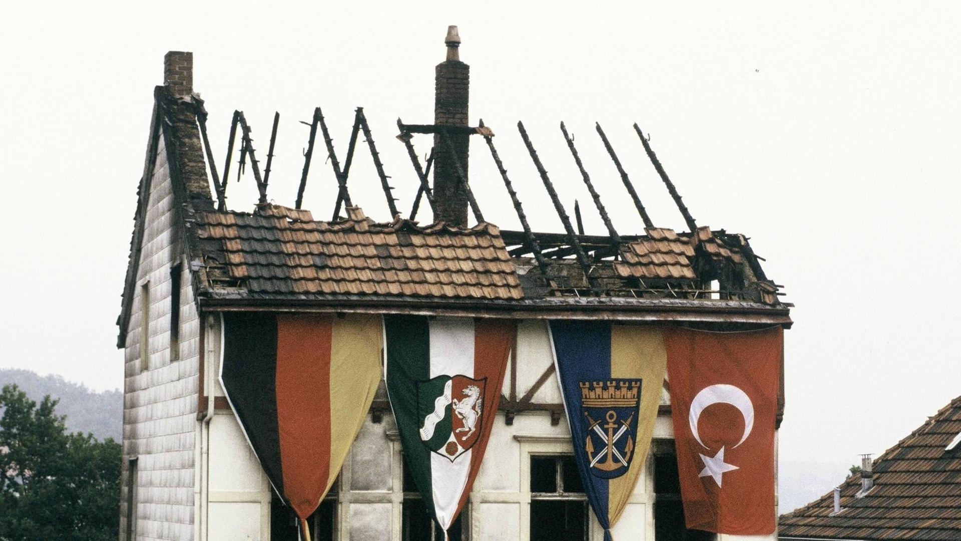 Ein durch ein Feuer stark beschädigtes Haus in Solingen. An der äußeren Fassade hängen mehrere Flaggen, darunter die türkische. Ein durch ein Feuer stark beschädigtes Haus in Solingen. An der äußeren Fassade hängen mehrere Flaggen, darunter die türkische.