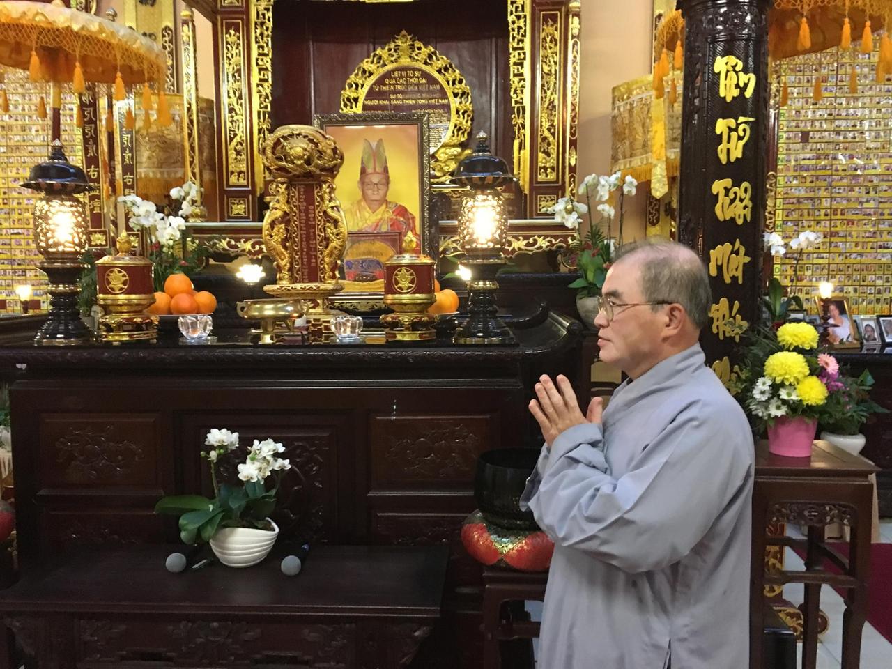 Monsieur Ong ist Vorsitzender des buddhistischen Trägervereins der großen Pagode von Evry. Monsieur Ong ist Vorsitzender des buddhistischen Trägervereins der großen Pagode von Evry.