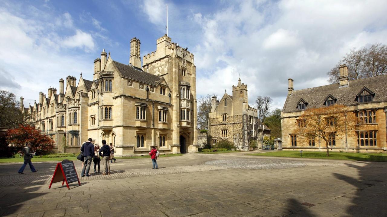 Magdalen College, St. John's Quad Platz - eines von 39 Colleges, die alle unabhängig sind und zusammen die University of Oxford bilden. 